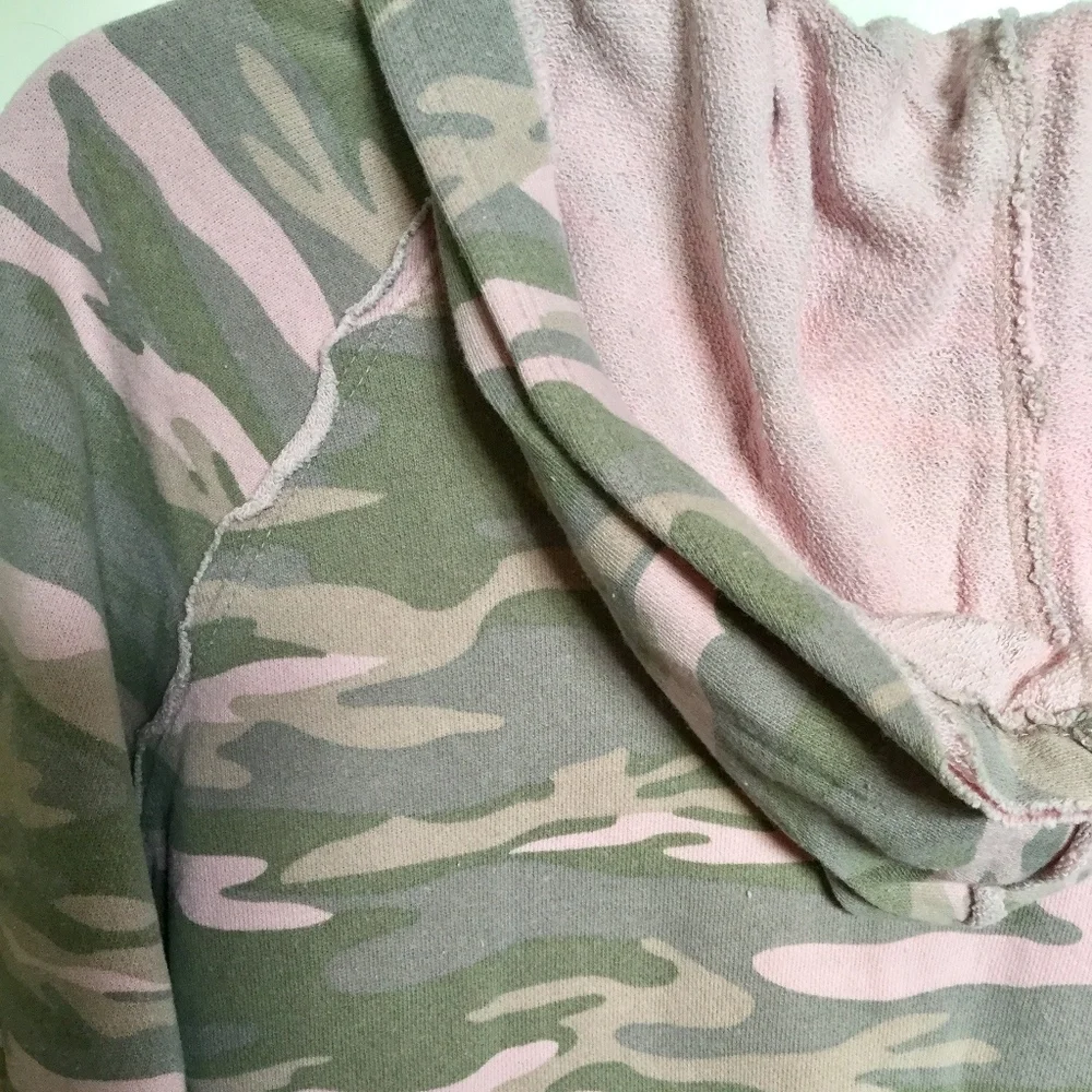 Vintage girl's camo print cropped hoodie